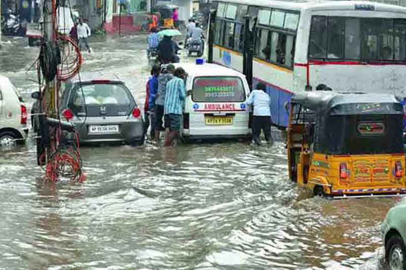 Hyderabad(Telangana): Heavy Rain Alert Flooding Highway Railway Tracks