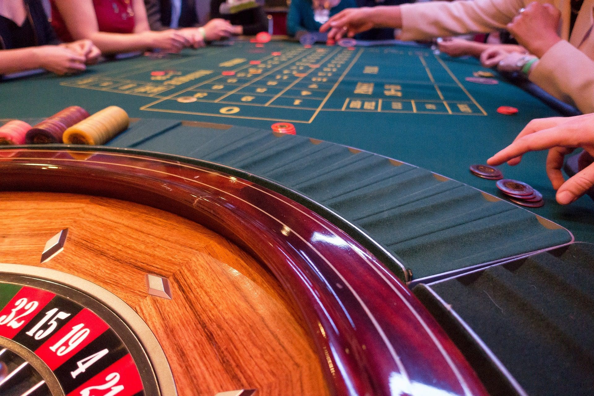 Should You Play Online or at A Land-Based Casino